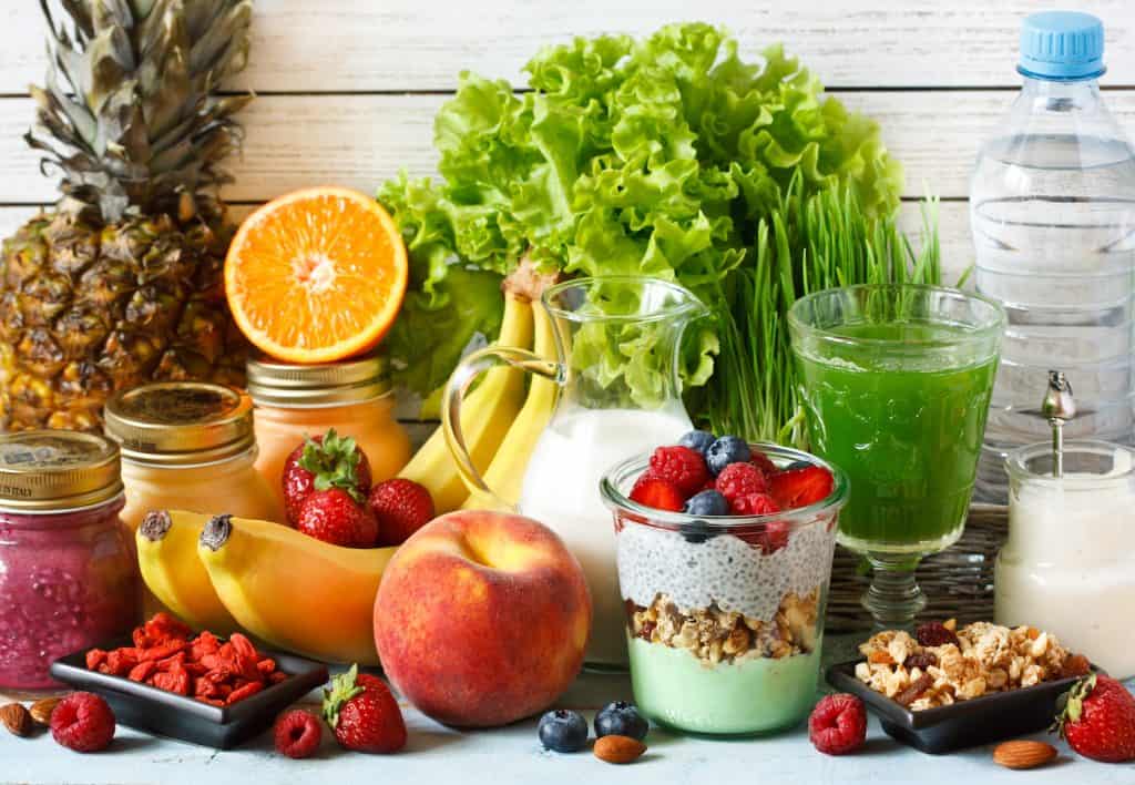 Weizengras-Smoothie mit Banane Ananas Erdbeeren